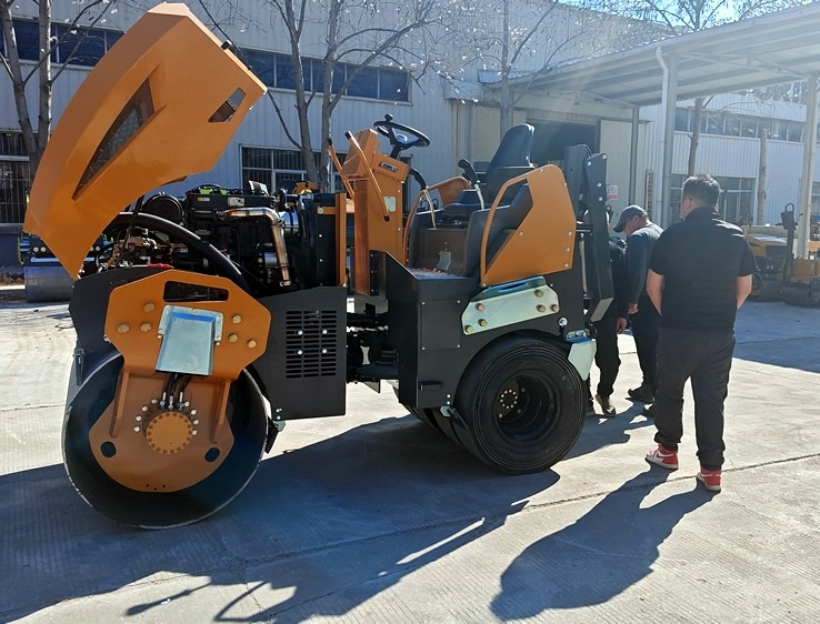 3月18日，哈薩克斯坦客戶來廠體驗(yàn)考察5噸膠輪壓路機(jī)